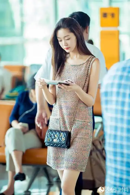 宋轶穿连衣裙现身机场 皮肤水嫩少女感十足