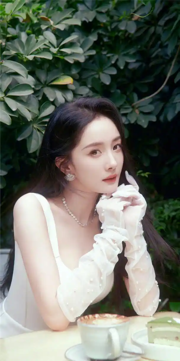 杨幂白色绸缎连衣裙温婉柔雅写真壁纸图集 #杨幂