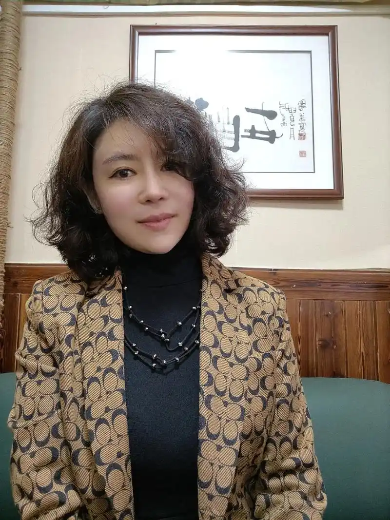 四十岁的女人就如一首经典的老歌,岁月的红尘锁不住她们的魅力, - 抖