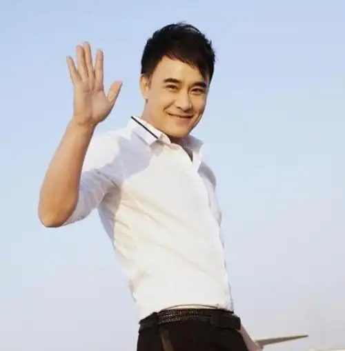 施羽他曾是世界羽坛高手退役后转型当演员深得观众喜欢