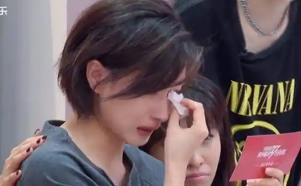 万茜读信哭花眼妆,"原生五官"被镜头放大,终于理解直男的审美