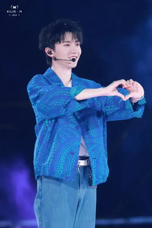 马嘉祺#收藏一些舞台上闪闪发光的马嘉祺cr logo