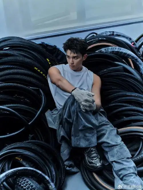 吴磊无袖臂肌##吴磊上一秒修车工下一秒绅士吴