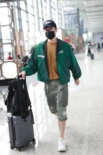 朱亚文街拍:绿色外套水洗牛仔中裤 adidas球鞋舒适简约