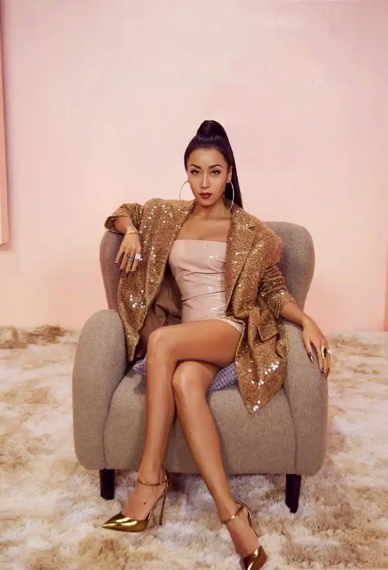 娱乐热点直通车# #娱乐# #时尚# 吉克隽逸性格爽朗,为人直率,而且对"