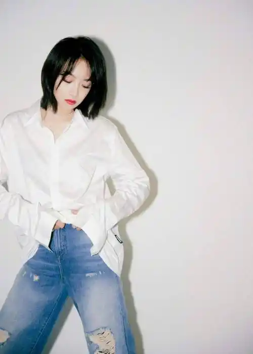 宋茜晒白t牛仔裤慵懒随拍 短发配红唇简洁干练