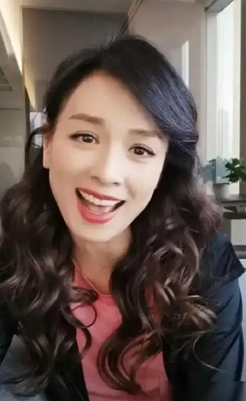 50岁张庭带娃跳舞,穿的很喜庆