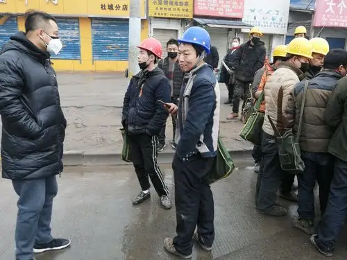 要求务工人员提高疫情防控认识,做好自我保护措施,正确佩戴口罩.