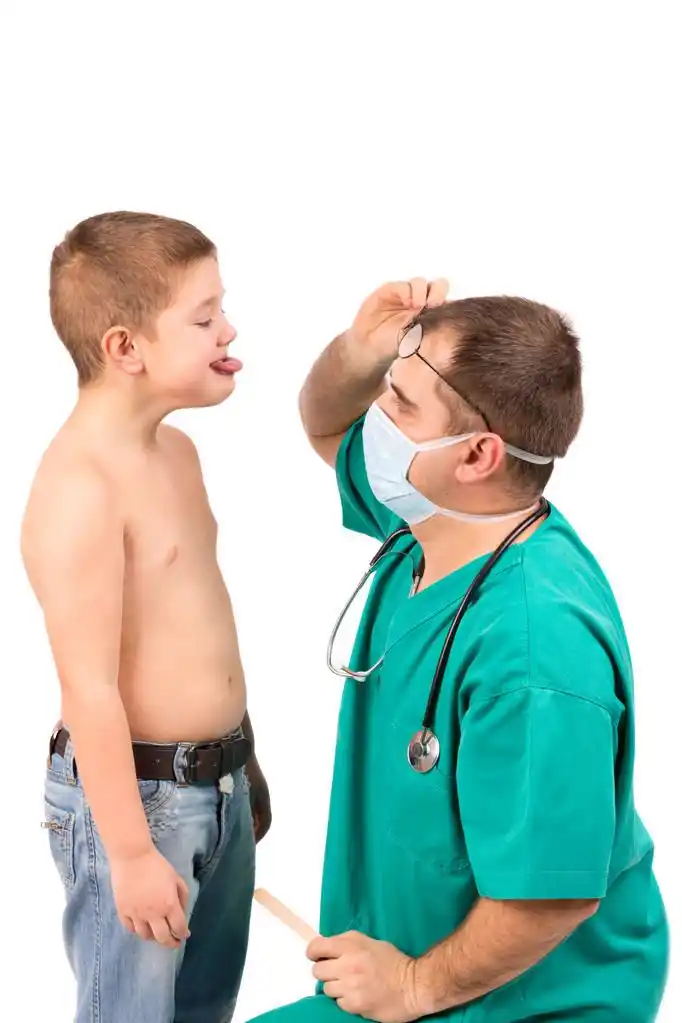 医生在医院检查的小男孩