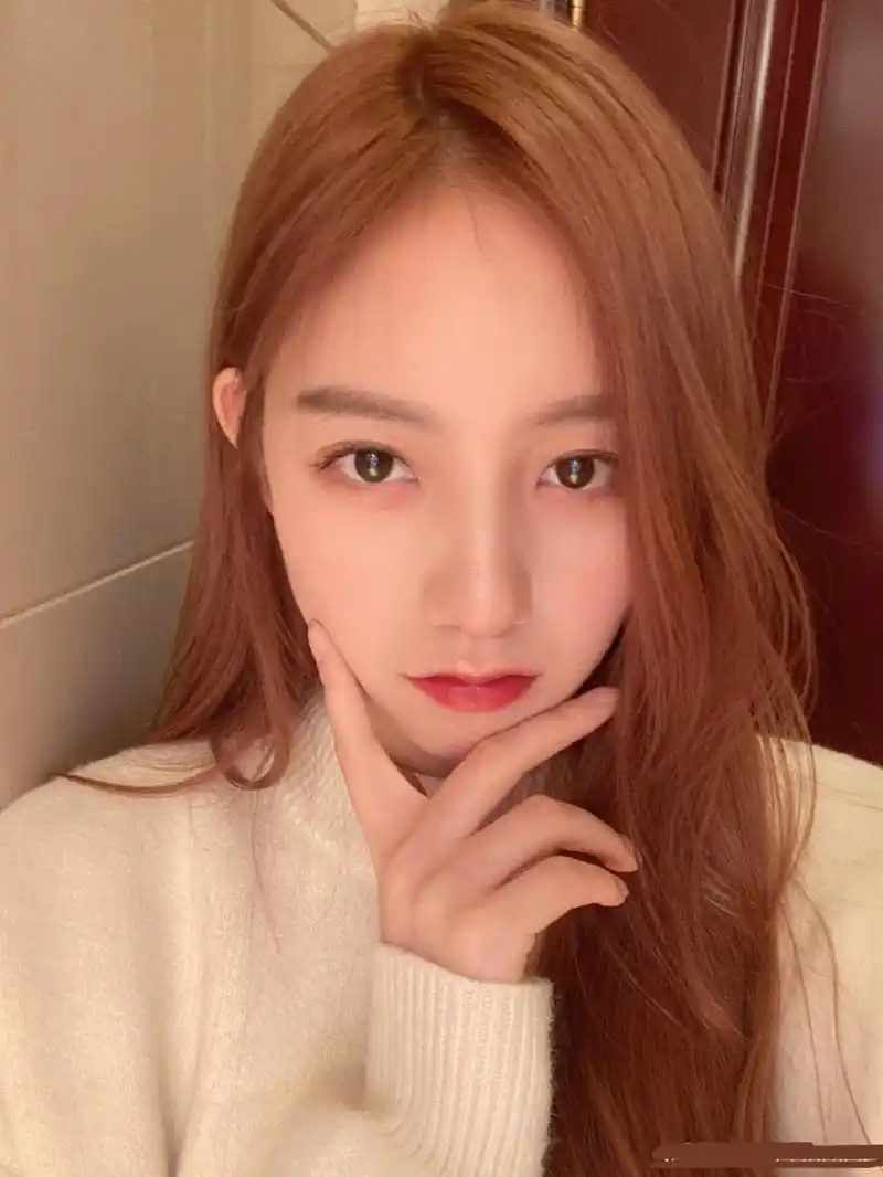 美女李佳宁迷人美照欣赏