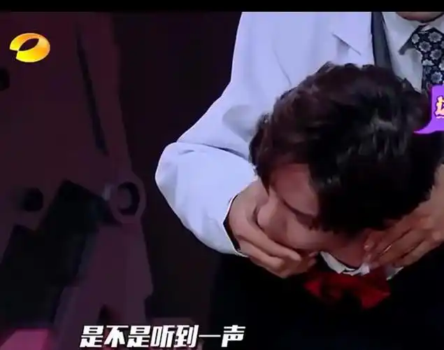 看到王一博正骨时的画面,不少网友都发出惊叹,感慨王一博果然是巴掌脸