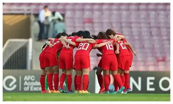 原创周星驰称赞女足风采赵丽娜李佳悦亲密互动共赞铿锵玫瑰