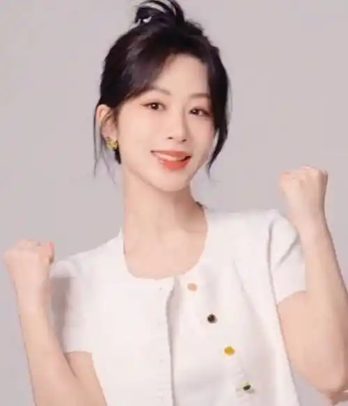 杨紫和鞠婧祎露腰穿搭成为热议话题,一个有活力,一个有吸引力