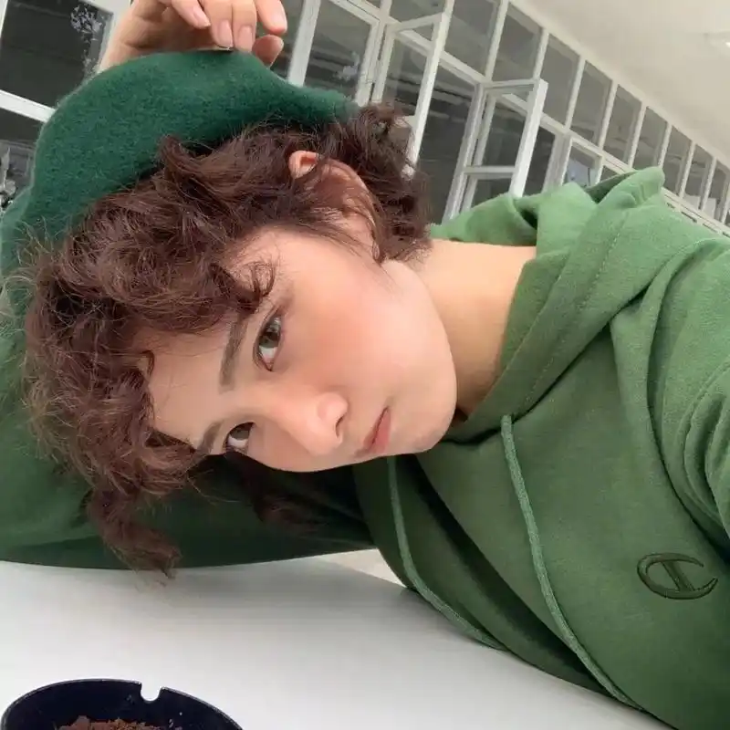 放弃大波浪吧,2020年流行回头率超高的"弹簧卷",洋气还显脸小