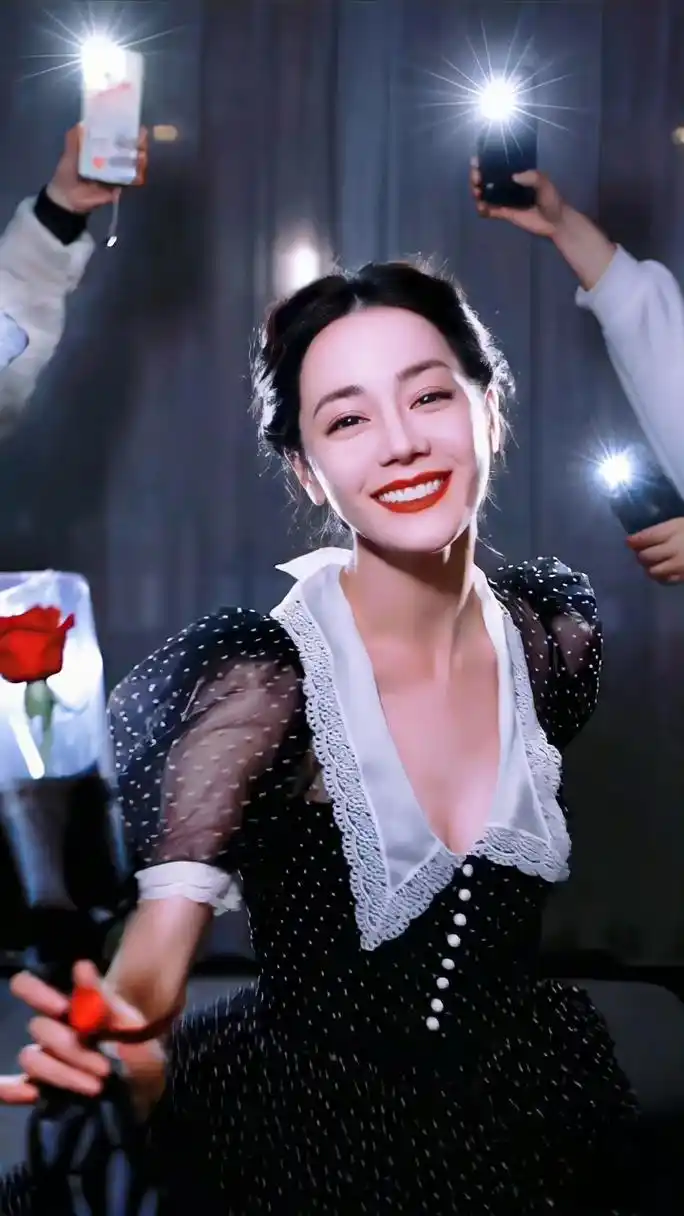 迪丽热巴公主裙# 迪丽热巴赫本公主裙,她还送我玫瑰花诶!爱了爱 !!