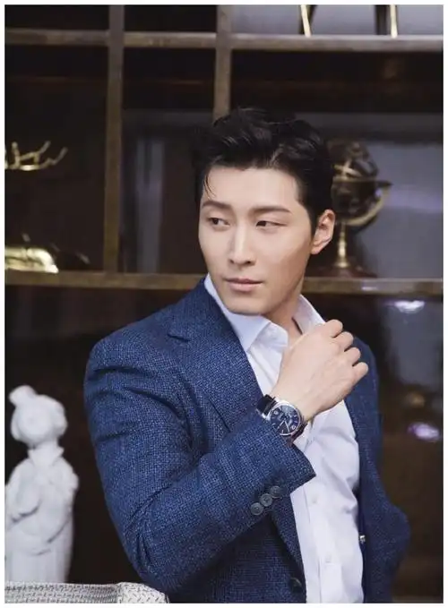 窦骁身穿蓝色西装外套干净内敛,利落有型的身姿更添魅力|窦骁|身姿|有