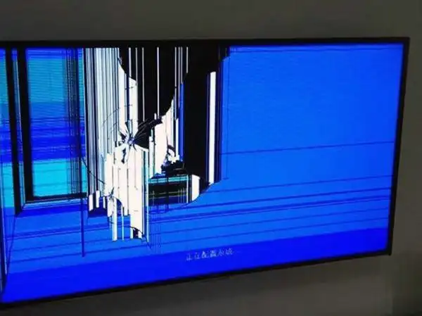 液晶电视液晶屏损坏一种是表面硬性的挫伤,如表面划伤,屏碎,或液晶