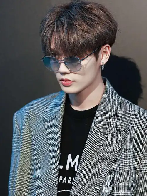 林彦俊时尚感满分格纹西装绅士帅气低调又特别