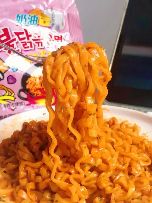 小养先坦白 [doge] 我有个朋友可以不怪人胃口大  怪奶油火鸡面太好吃