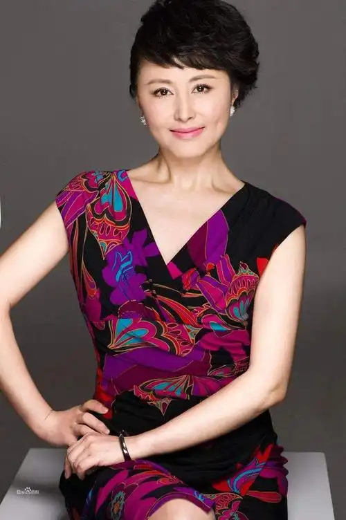 中扮演胡歌的妈妈裘丽娜,在《姐妹兄弟》中扮演李小冉的妈妈周丽萍,在