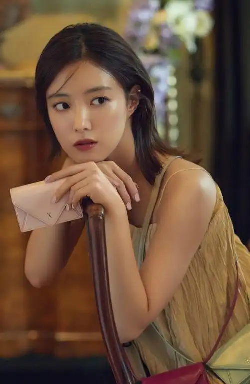 韩国女艺人李世英拍代言品牌宣传照