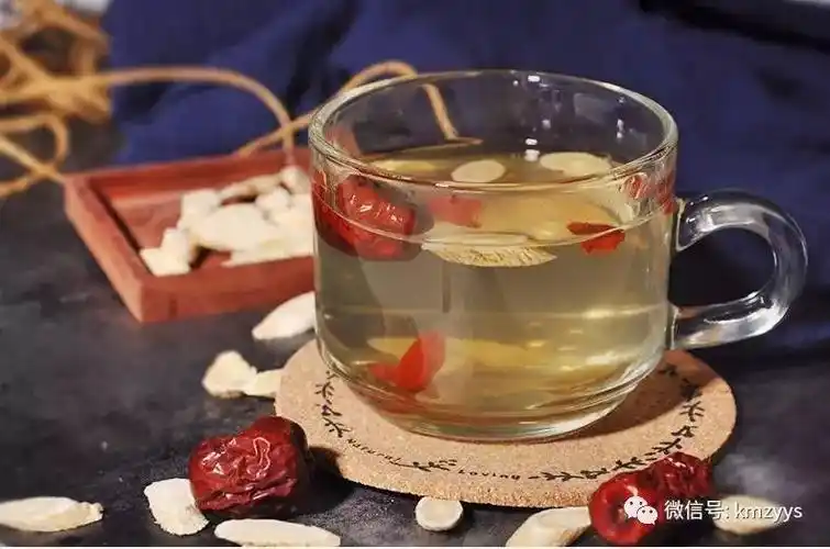 黄芪能美容,女性们适合喝黄芪枸杞红枣茶,能起到增强体质和美容的