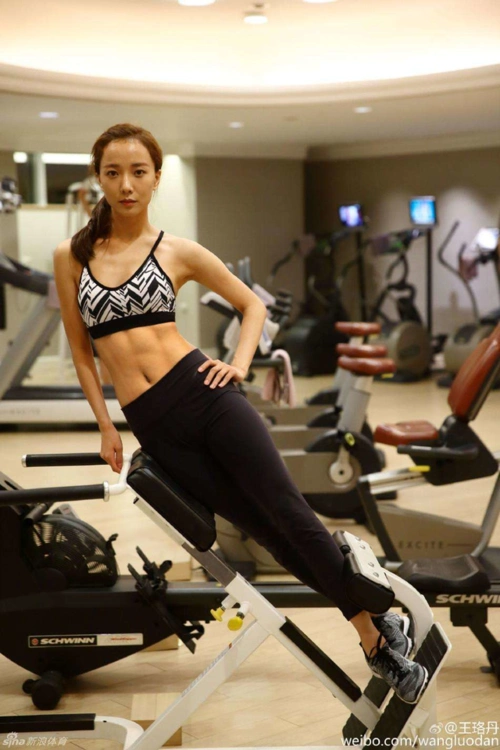 赵丽颖秀腹肌!盘点中国有腹肌的女星!