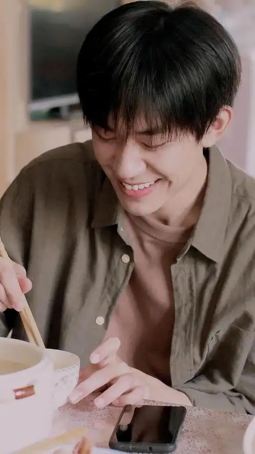 易烊千玺温暖笑容高清壁纸