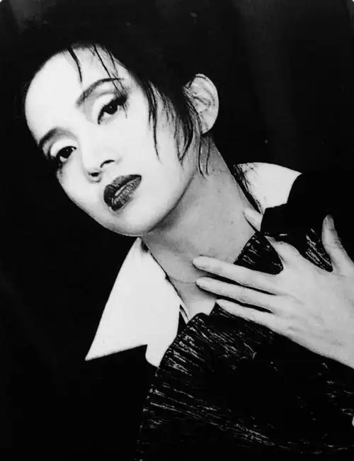 原创梅艳芳4岁登台赚钱养家40岁患癌还要带病工作一生令人唏嘘