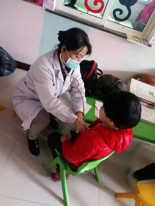 世纪花园幼儿园 大二班 查体开始啦!快来看看我们多勇敢!