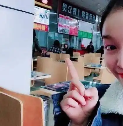 原创关晓彤在学校吃饭怎么跟做贼似的王俊凯也是这样吗心疼吴磊