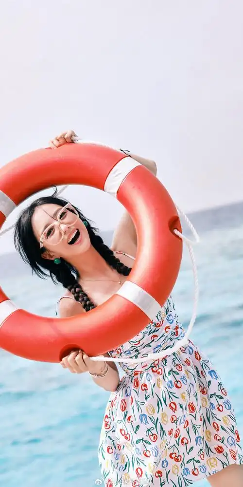 佟丽娅穿黑色泳裤冲浪俏皮甜美