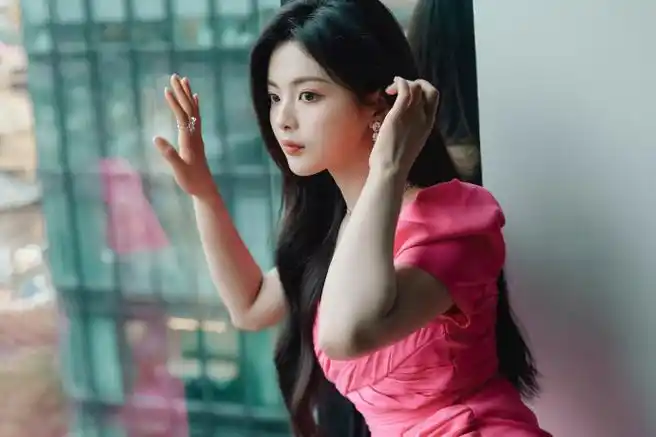 杨超越粉色系随拍##杨超越工作随拍六宫格