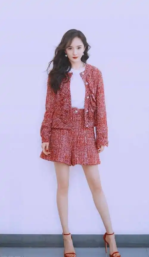 原创杨幂时尚感可真强长款西装外套搭配复古百褶裙凸显优雅知性美