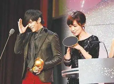 科教卫生    据某网站报道,2005年2月,周杰伦与女友侯佩岑同游日本.