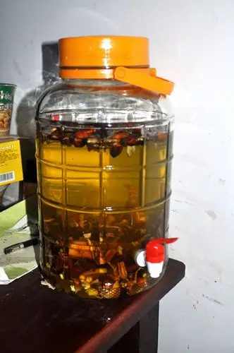 听说李老师要到蓬安来,我赶快去嘉陵西路泡了一坛壮阳酒