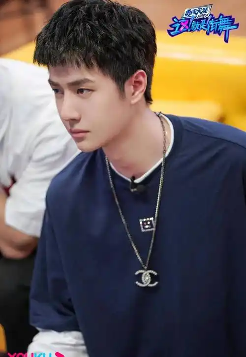 长得帅剪个寸头也好看,王一博清爽短发让人心动,穿得也像大学生_造型