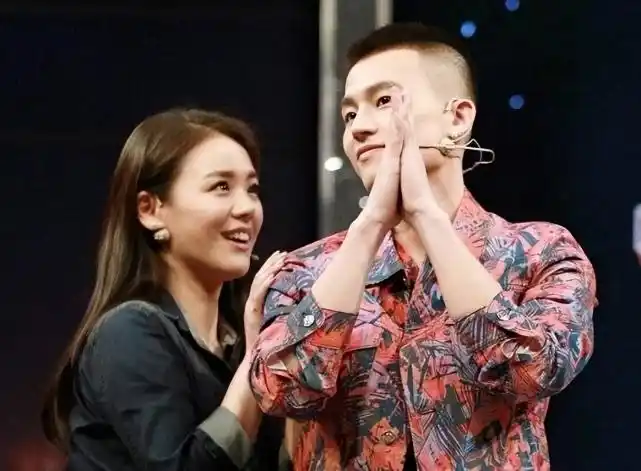 马思纯张哲轩在香港再被偶遇马思纯瘦回从前一条腰带近2000元