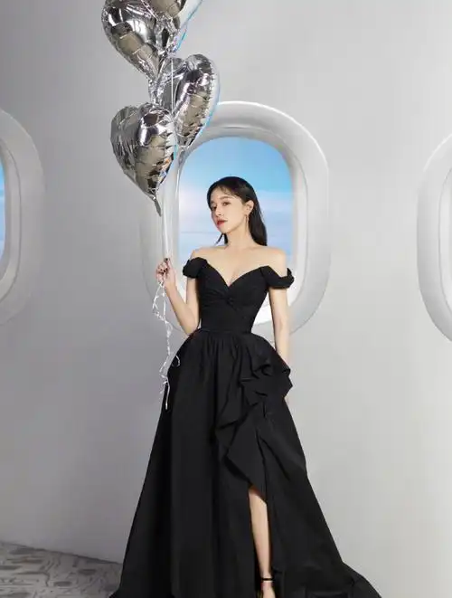 阚清子时尚芭莎造型:一身纯黑色礼服高雅严肃-度小视