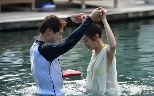 李沁早期参加恋综穿比基尼泳衣和魏大勋在泳池嬉戏