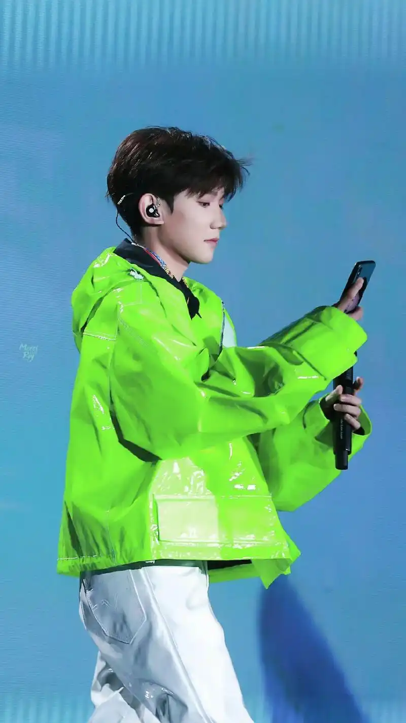 王源壁纸从前那个小小少年已成长为我们心中最美好的模样