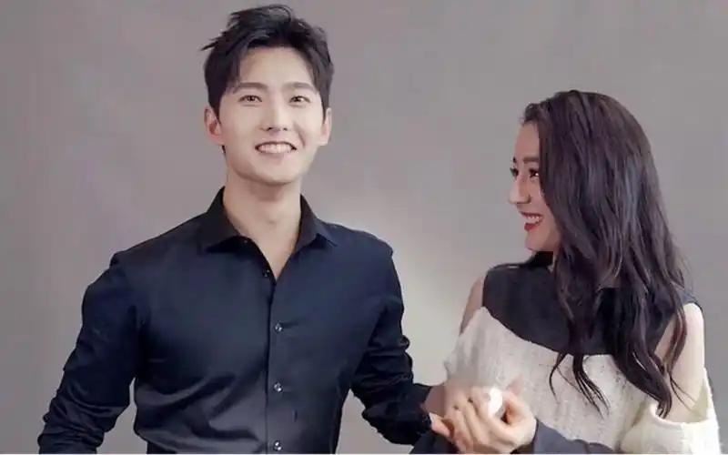 杨洋突然抓住迪丽热巴的手,热巴下意识的反应,实在是太甜了!