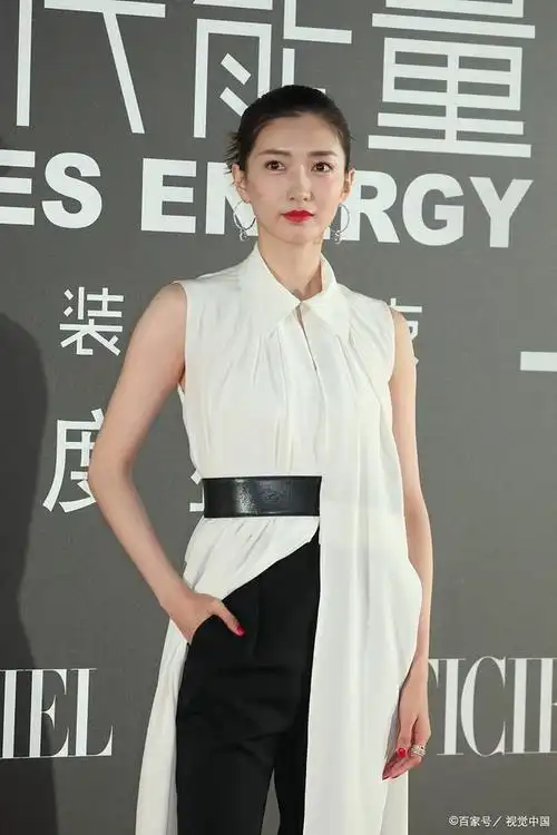 近日,备受关注的江疏影美拉德风大片正式发布,这组照片以独特的视角和