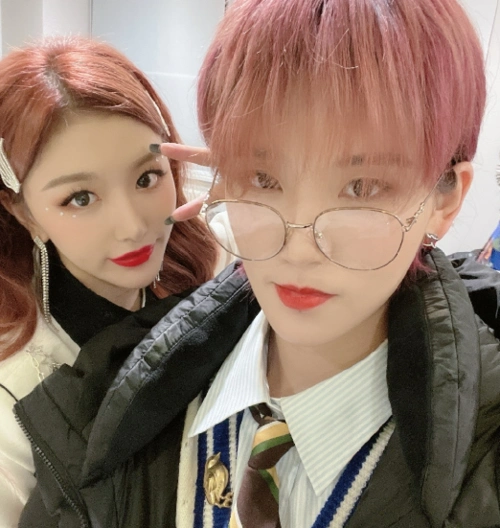 陆柯燃晒the9合照和别人拍是正经脸唯独和她活泼得像个孩子