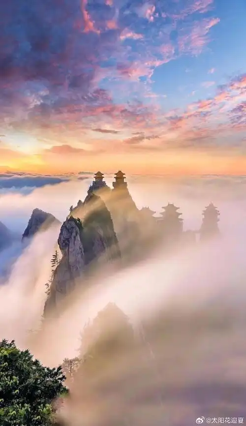 当云雾缭绕山间,仿佛整个山脉都被仙气笼罩,让人仿佛置身于仙境之中