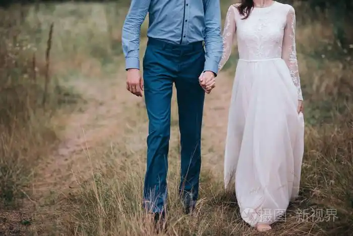 夫妻俩有日期, 牵手和亲吻或拥抱.认不出来的人