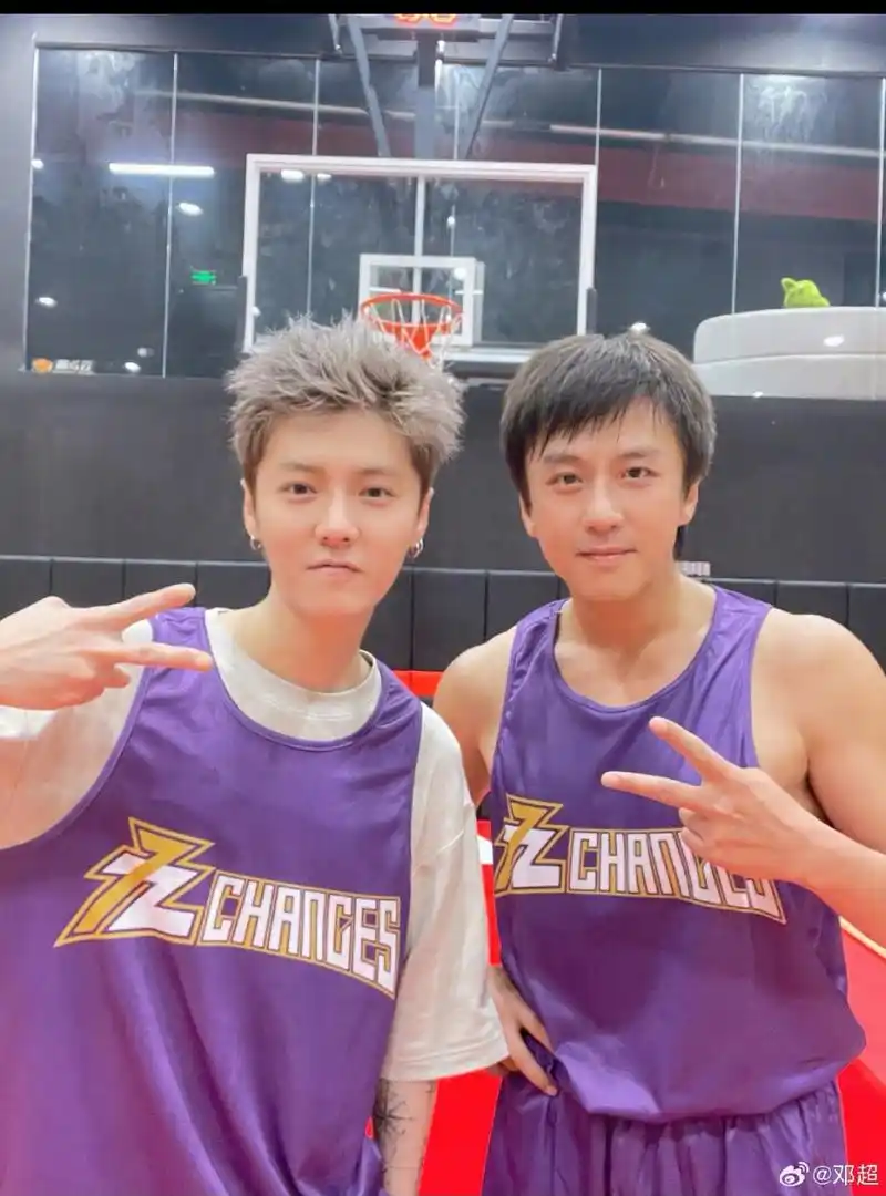 鹿晗邓超晒合照阳光满满# 鹿唅邓超合照从各种维度来看都是年龄相仿