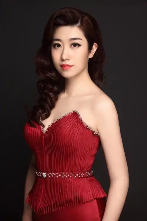 父亲是著名书法家教育家,中国硬笔书法创始人,母亲是歌唱家,国家一级