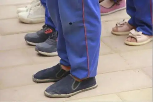 沾满泥土的布鞋破洞的校服裤,早餐是一个馒头和一包榨菜,口渴了孩子们