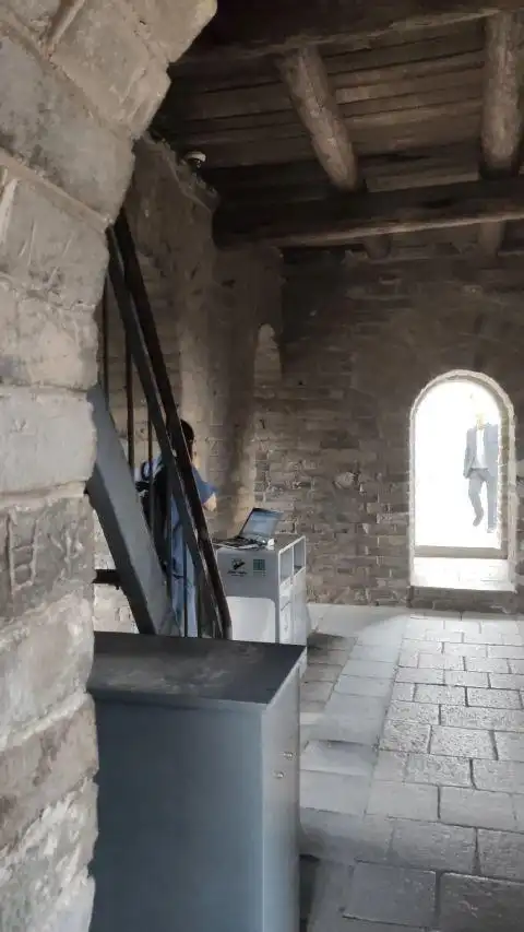 男子爬长城坐烽火台给客户发货对方着急要今日事需今日毕